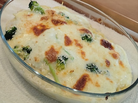 夕食にナチュラルチーズとブロッコリーのスパグラ